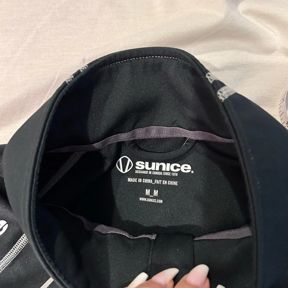 ❗️SOLD❗️Sunice Womans Sports Lightweight Quarterzip Pullover - Picture 8 of 12